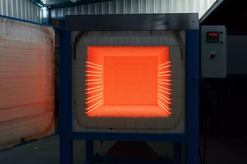 Mantenimiento de horno eléctrico industrial con inspección de resistencias