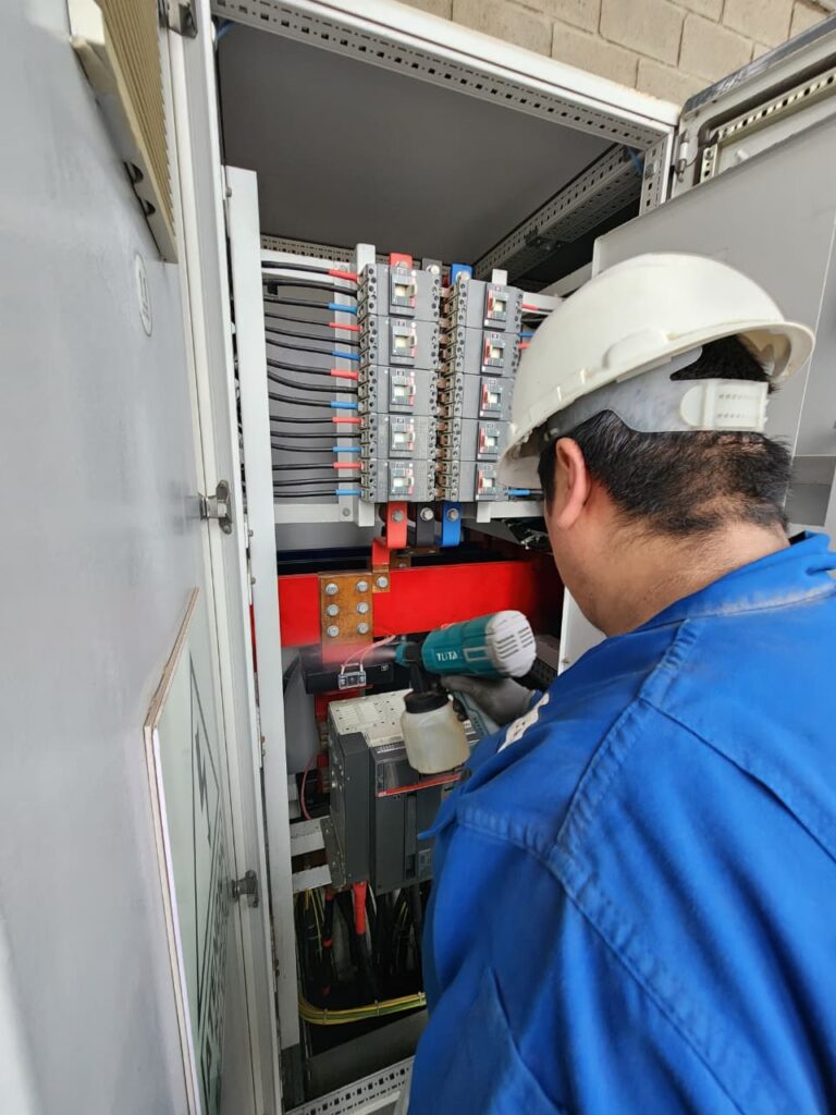 Caso de éxito: Mantenimiento de tableros eléctricos con limpiador dieléctrico en una planta de inyección de plástico en Lima