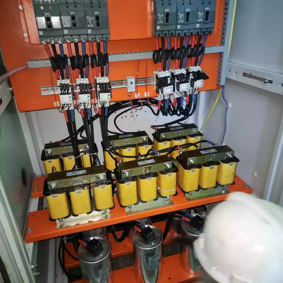 Implementación de banco de condensadoers con reactancias control de armonicos